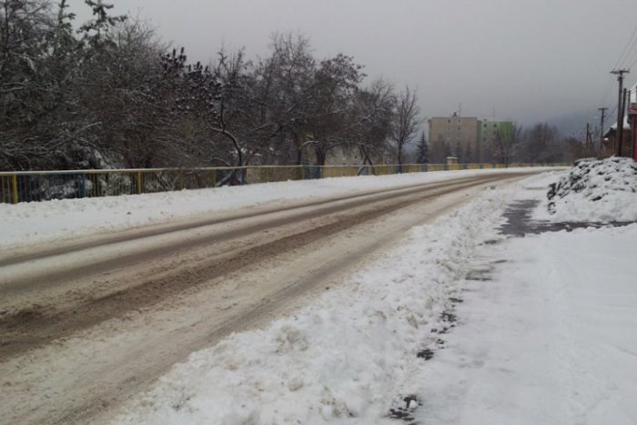 Ilustračný obrázok k článku Vodiči dávajte pozor: Na cestách je hustá kaša snehu