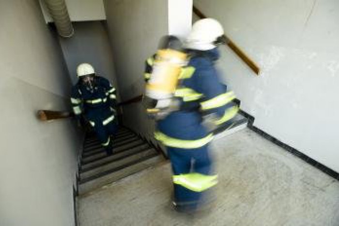 Ilustračný obrázok k článku Dramatické chvíle v Šaci: Požiar na hornom poschodí bytovky!