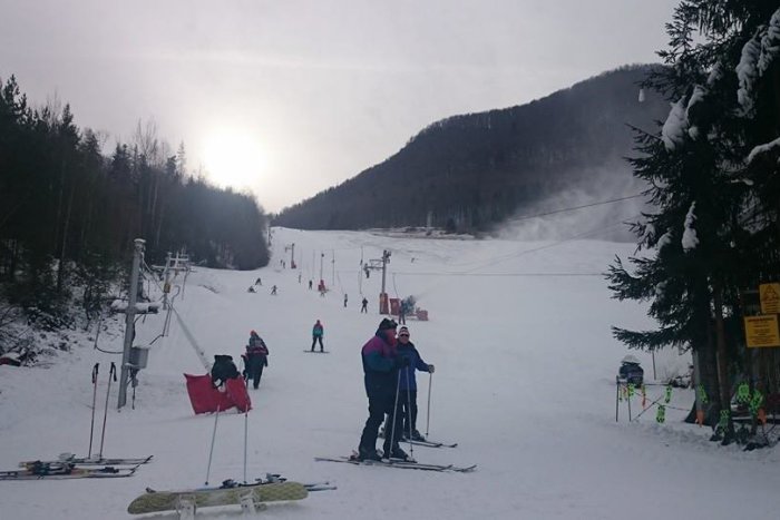 Ilustračný obrázok k článku Aktuálne z lyžiarskych svahov v okolí Rožňavy: Kam sa oplatí vyraziť a kde majú deti vlek zadarmo?