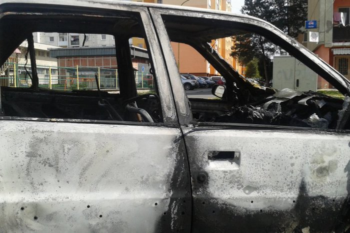 Ilustračný obrázok k článku Na Sídlisku pod Sokolejom zhorelo osobné auto: Policajti dali do cely troch mladíkov!