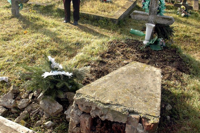Ilustračný obrázok k článku Nepokojný večný spánok: Pod Tatrami pribudli ďalšie poškodené hroby