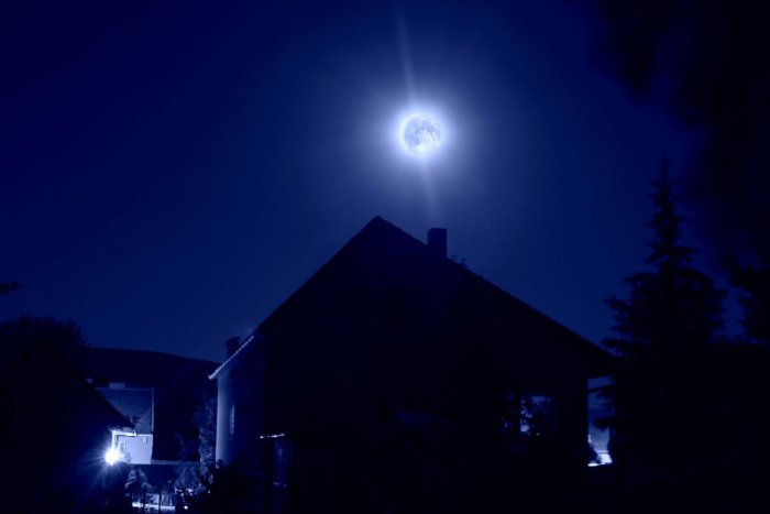 Ilustračný obrázok k článku Romantika nad Moravcami, ktorú musíte vidieť: Modrý Mesiac sa podarilo zachytiť naozaj parádne!