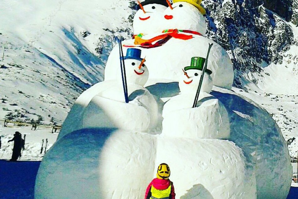 Ilustračný obrázok k článku Zo snehu dokázali vytvoriť fantastické dielo: Zoznámte sa s rodinkou gigantických snehuliakov
