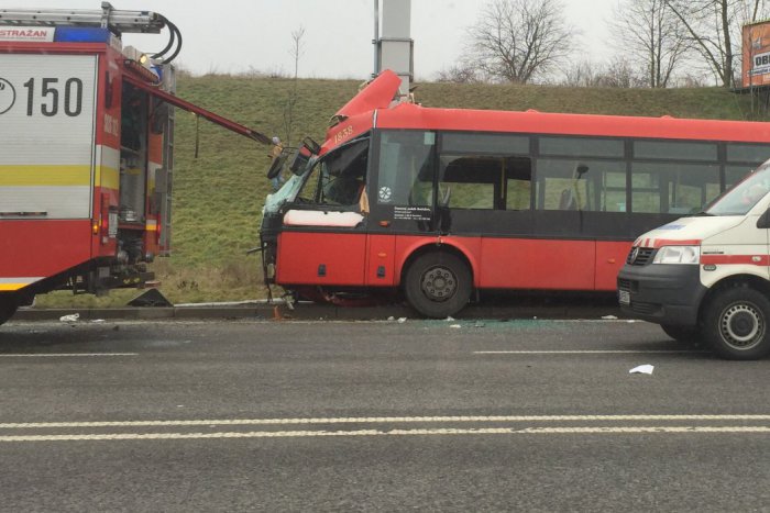 Ilustračný obrázok k článku Vodička autobusu MHD narazila do stĺpu, zranených ľudí pribúda  FOTO+VIDEO
