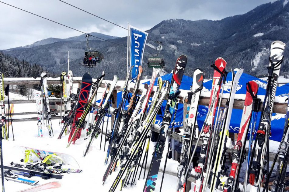 Ilustračný obrázok k článku Podmienky pre lyžiarov sa zlepšujú: Cez víkend bude otvorených približne 15 stredísk