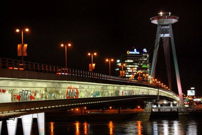Ilustračný obrázok k článku Jednu z dominánt Bratislavy očistia od grafitov. Ako dlho vydrží Most SNP čistý?