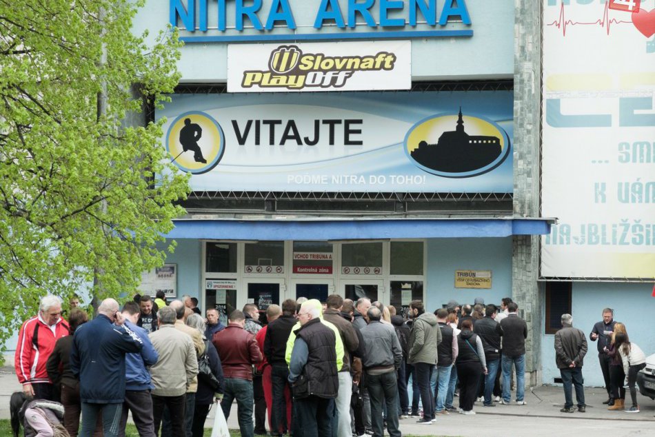 Ilustračný obrázok k článku FOTO: Hokejový ošiaľ v Nitre, dlhé rady na lístky vytvárali fanúšikovia už od rána!
