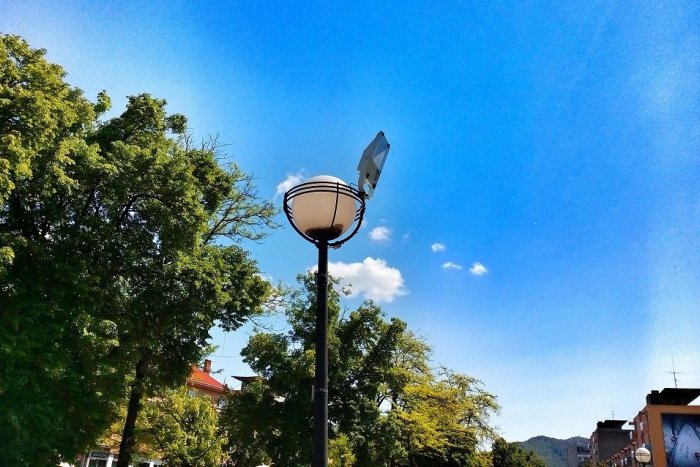 Ilustračný obrázok k článku Humenčanov na facebooku zabáva kuriózny výjav: V centre mesta sa ocitla lampa na lampe