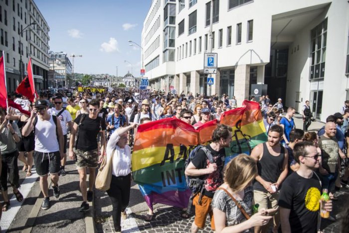 Ilustračný obrázok k článku OBRAZOM: Bratislavou pochodovali stovky antifašistov a extrémistov