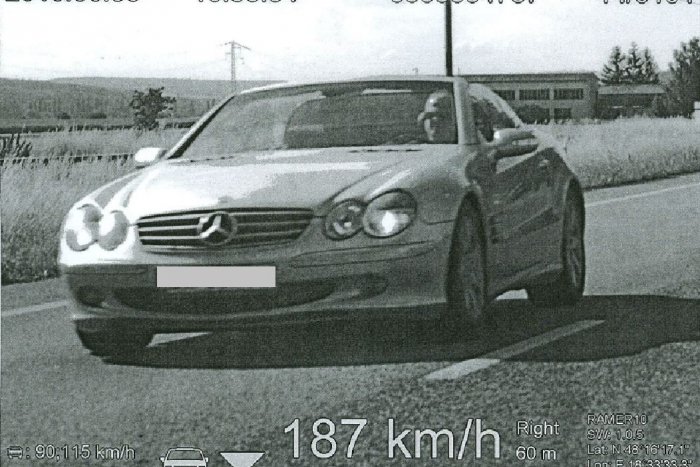 Ilustračný obrázok k článku Vodič (40) mercedesu uháňal po okresnej ceste takmer 190! Dostal mastnú pokutu
