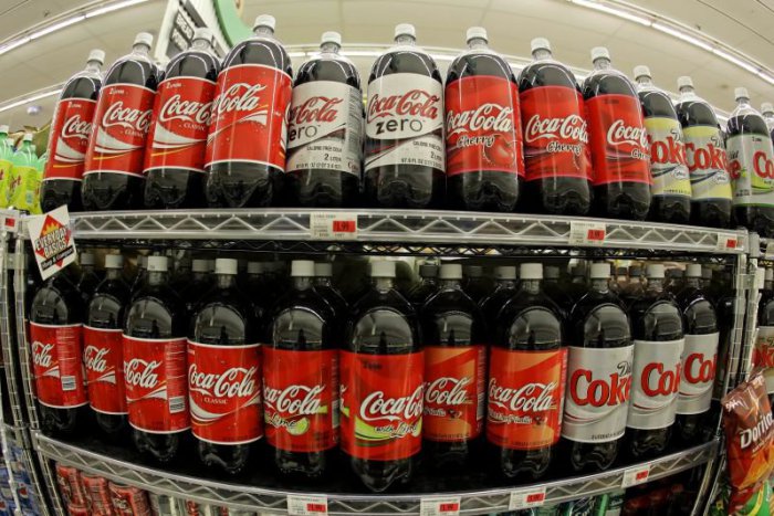 Ilustračný obrázok k článku VIDEO: Coca-Cola mení veľkosť. Jej zloženie však teší aj čističov toaliet