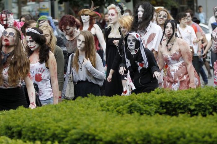 Ilustračný obrázok k článku TIPY NA VÍKEND: Nadchádzajúce dni sa mestami budú prechádzať zombíci