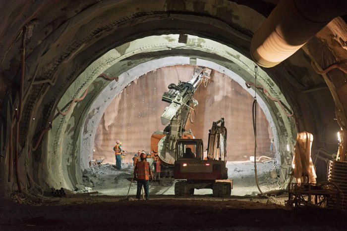 Ilustračný obrázok k článku Pri Žiline slávnostne prerazili diaľničný tunel: Pracuje sa nonstop
