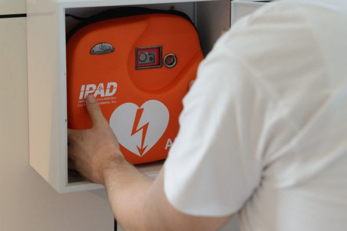 Ilustračný obrázok k článku Z REGIÓNOV:  V Spišskej nainštalujú verejný defibrilátor. Komu a kde môže zachrániť život?