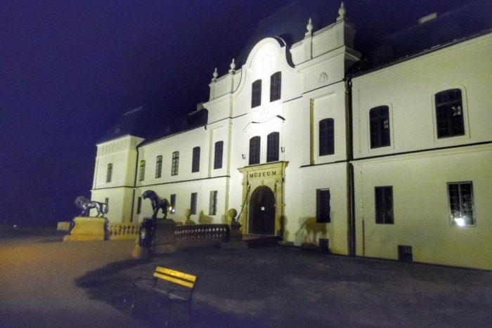 Ilustračný obrázok k článku Je súčasťou Izby uhorských kráľov: V humenskom zámku zachraňujú unikátnu výzdobu
