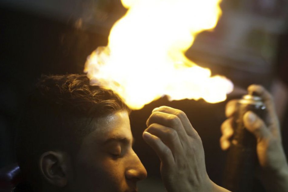 Ilustračný obrázok k článku KURIOZITA DŇA: Palestínsky kaderník "strihá" zákazníkov plameňom, zapáli im vlasy