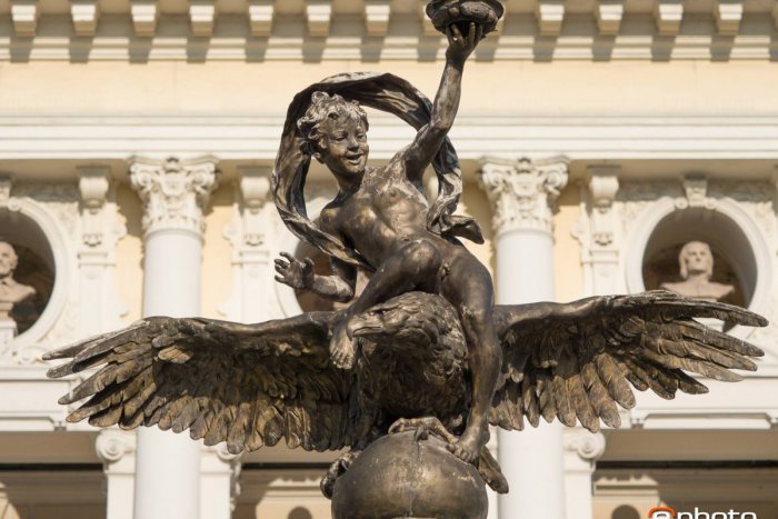 Ilustračný obrázok k článku Fontána pred Slovenským národným divadlom je oslavou orla, ktorý zachránil mesto