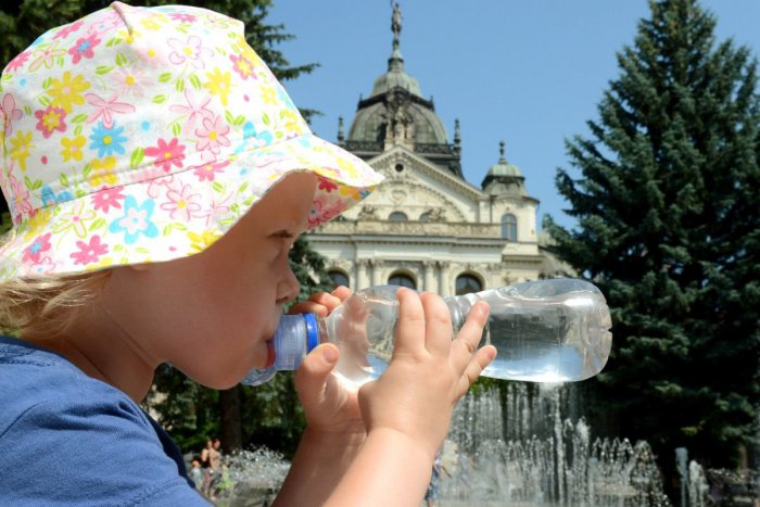 Ilustračný obrázok k článku Dlhý pobyt na priamom slnku môže deťom ublížiť: Mali by nosiť čiapku aj okuliare