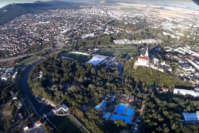 Ilustračný obrázok k článku Nitra z vtáčej perspektívy: Preleťte ponad dominanty, rieku i priemyselný park, VIDEO
