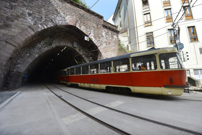 Ilustračný obrázok k článku Pred 34 rokmi začali tunelom pod Bratislavským hradom premávať električky
