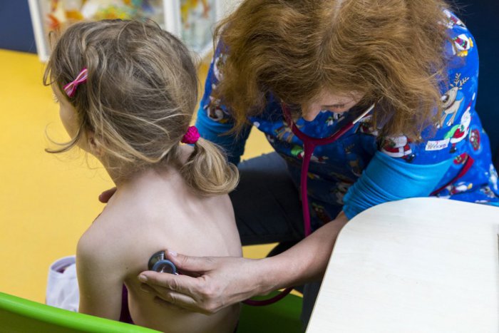 Ilustračný obrázok k článku RADÍME: Pomôcť zbaviť deti chronického kašľa môže aj návšteva fyzioterapeuta
