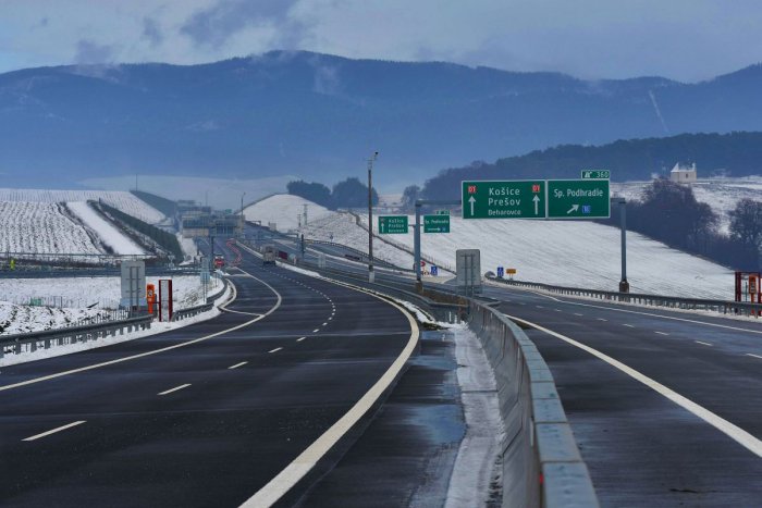 Ilustračný obrázok k článku Diaľničiari sa vlani činili: Opravili 32 kilometrov diaľnic a rýchlostných ciest