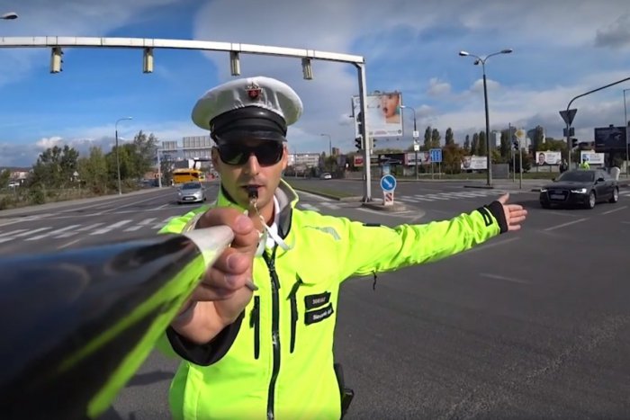 Ilustračný obrázok k článku VIDEO: Netradičné zábery riadenia križovatky policajtom