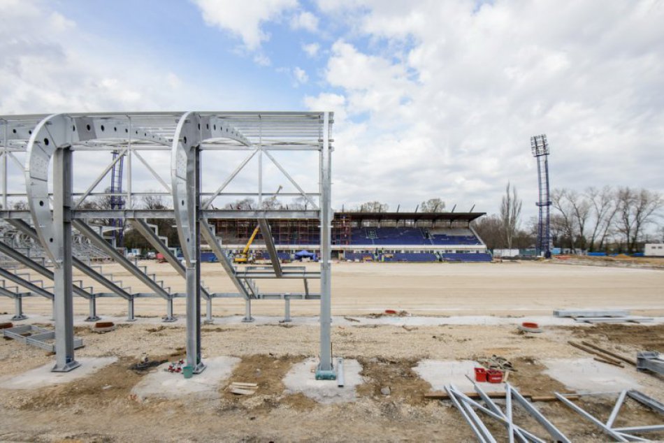 Ilustračný obrázok k článku FOTO z výstavby: Modernizácia futbalového štadióna v Nitre napreduje