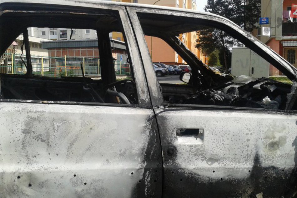 Humenné, Sídlisko pod Sokolejom: Takto skončilo osobné auto po ničivom požiari