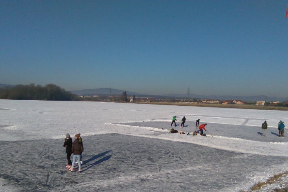 V OBRAZOCH: Silné mrazy spôsobujú v Lučenci starosti aj radosť korčuliarov