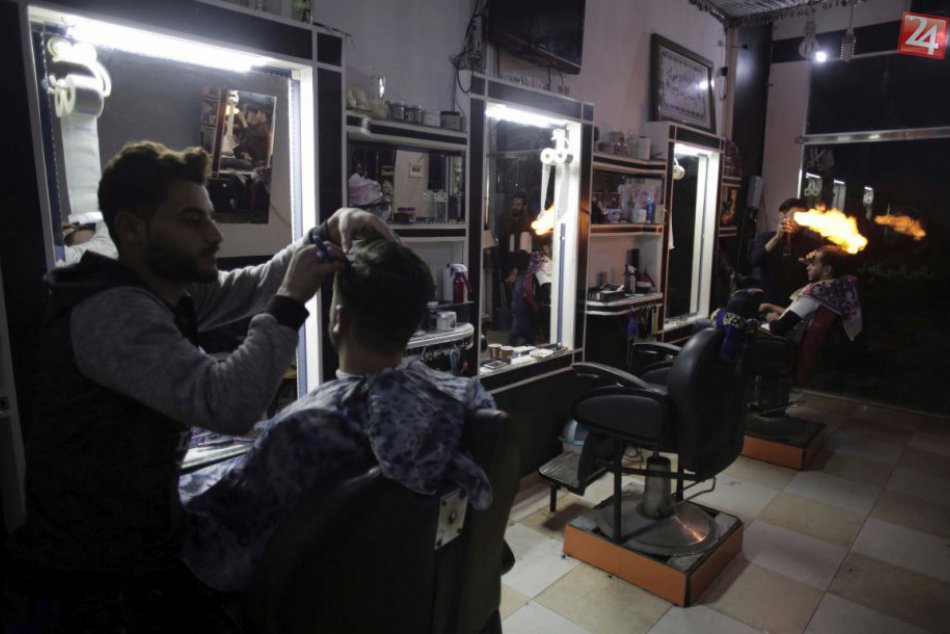 KURIOZITA DŇA: Palestínsky kaderník "strihá" zákazníkov plameňom, zapáli im vlas
