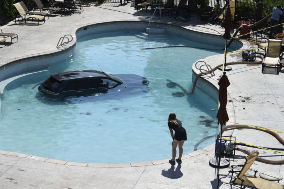 KURIOZITA DŇA: Babička zaparkovala auto na dne bazéna