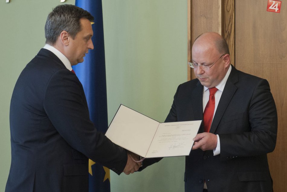 FOTO: Jaroslav Rezník si prevzal dekrét o zvolení na post generálneho riaditeľa 