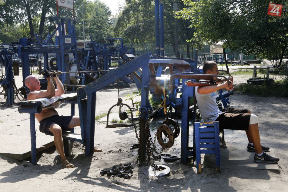 KURIOZITA DŇA: V Kyjeve majú netradičnú atrakciu, ľudí láka posilňovňa zo šrotu