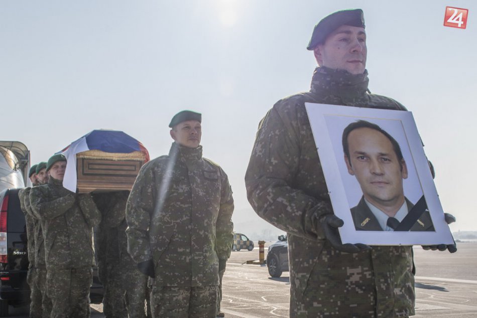 Telesné pozostatky vojaka priniesli na Slovensko: Presná príčina úmrtia nie je z