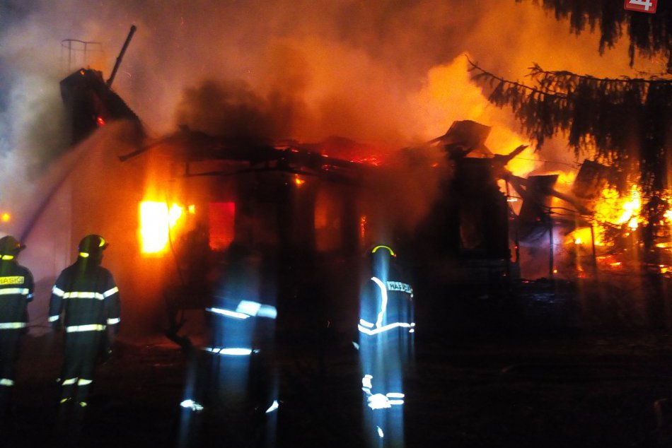 Požiar v areáli bývalej školy v Považskej: Zábery priamo z miesta!