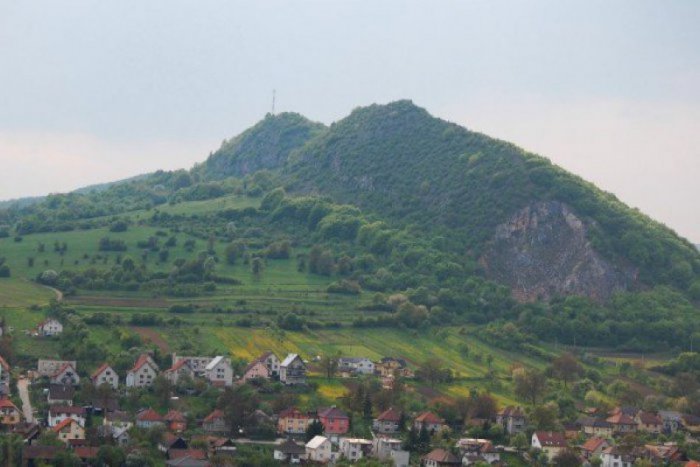 Ilustračný obrázok ku kvízu 15 rýchlych otázok vám ukáže, či dobre poznáte dedinky v okolí Trenčína