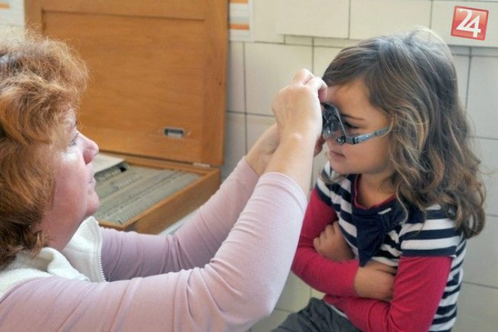 Ilustračný obrázok k článku Lekári upozorňujú: Nešikovnosť u detí môže ukazovať na poruchu zraku