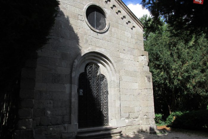 Ilustračný obrázok k článku Pohľad na unikátne sarkofágy i oltár zdobený polodrahokamami: Mauzóleum rodiny Migazzi otvorí svoje brány