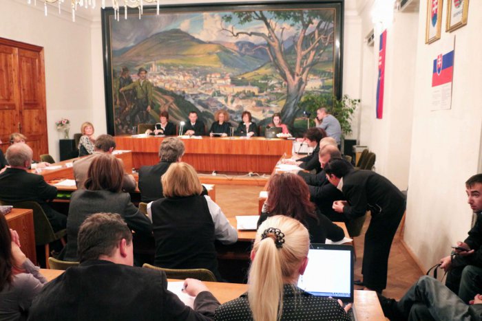 Ilustračný obrázok k článku Reštart kremnického parlamentu? Poslanci odsúhlasili nové zloženie komisií
