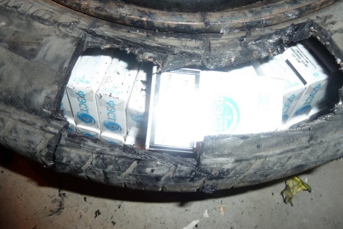 Ilustračný obrázok k článku Ukážka vynaliezavosti pašerákov na fotkách: Aha, kde všade boli v aute ukryté cigarety