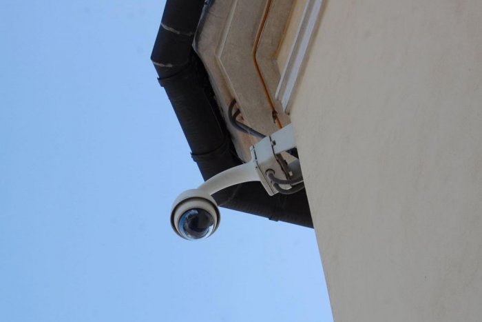 Ilustračný obrázok k článku Zlodejina v budove bývalého osemročného gymnázia: Niekto potiahol dokonca aj kamerový systém!