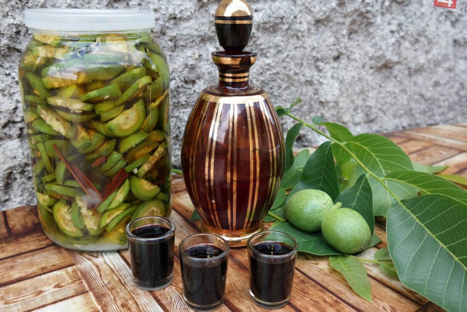 Ilustračný obrázok k článku Topoľčianec prezradil recept na špeciálnu medicínu: Urobte si doma likér zo zelených orechov!