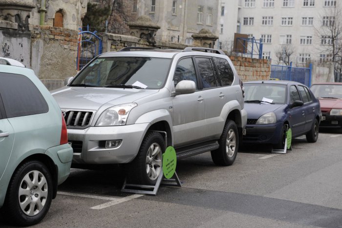 Ilustračný obrázok k článku Bystrických vodičov čakalo pri pohľade na autá prekvapenie: Hromadné založenie papúč na ulici v meste!