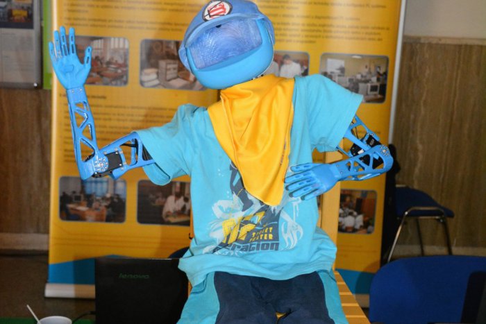 Ilustračný obrázok k článku Zoznámte sa s Poppym: V prešovskej škole si vytvorili vlastného  humanoidného robota!