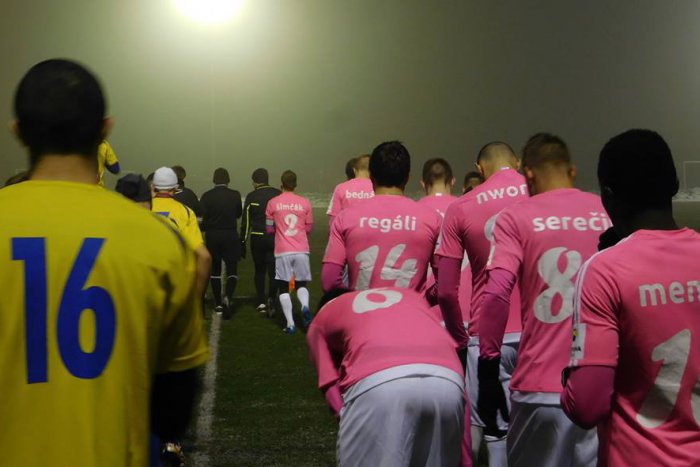 Ilustračný obrázok k článku Futbalisti z Michaloviec nezaháľajú ani v zime: V ružových dresoch si poradia aj so snehom na ihrisku, FOTO