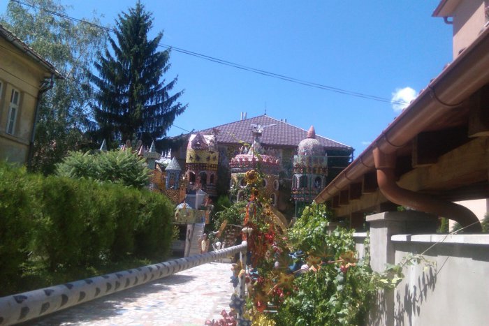 Ilustračný obrázok k článku FOTO: Kontrasty Lučenca. Rozprávkový dom susedí so schátranou ruinou