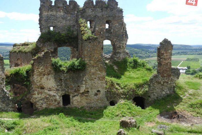 Ilustračný obrázok k článku POTULKY PO SLOVENSKU: Zachráňte hrady a kláštory! Osem miest, ktoré potrebujú vašu pomoc