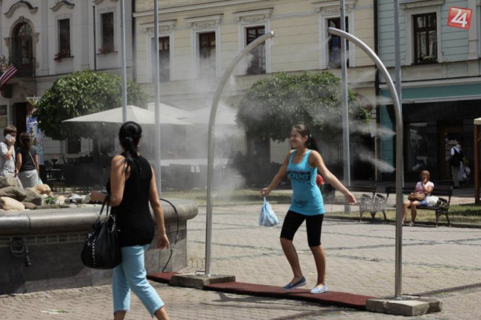 Ilustračný obrázok k článku Z KAŽDÉHO KÚTA: Žiarčania si užívajú letný pavilón, Bystričania sprchu na námestí