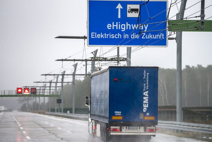 Ilustračný obrázok k článku Vo Švédsku spustili dopravu budúcnosti: Elektrodiaľnicu pre kamióny